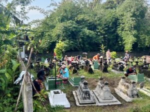 Warga Padukuhan Sombangan Bersih Kuburan