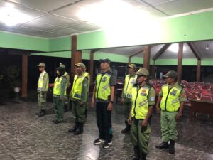 Pemerintah Kalurahan Sumbersari Bersama Satlinmas Sumbersari Bantu Penertiban Lalu Lintas untuk Kelancaran Hari Tri Suci