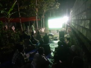 Nonbar Sambil Jaga Hewan Kurban