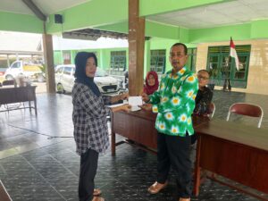 Pem Kal. Sumbersari Bagikan Dana Untuk Kader Posyandu