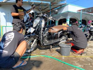Muda-Mudi Mekar Arum Sombangan Manfaatkan Peluang, Untuk Berikan Pelayanan Cuci Motor