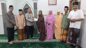 Babinkamtibmas Sumbersari Tasyarufkan Zakat dari Anggota POLRI untuk Masjid Sastra Wijaya